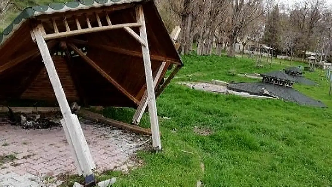 'Fırtına kamelyaları devirdi'