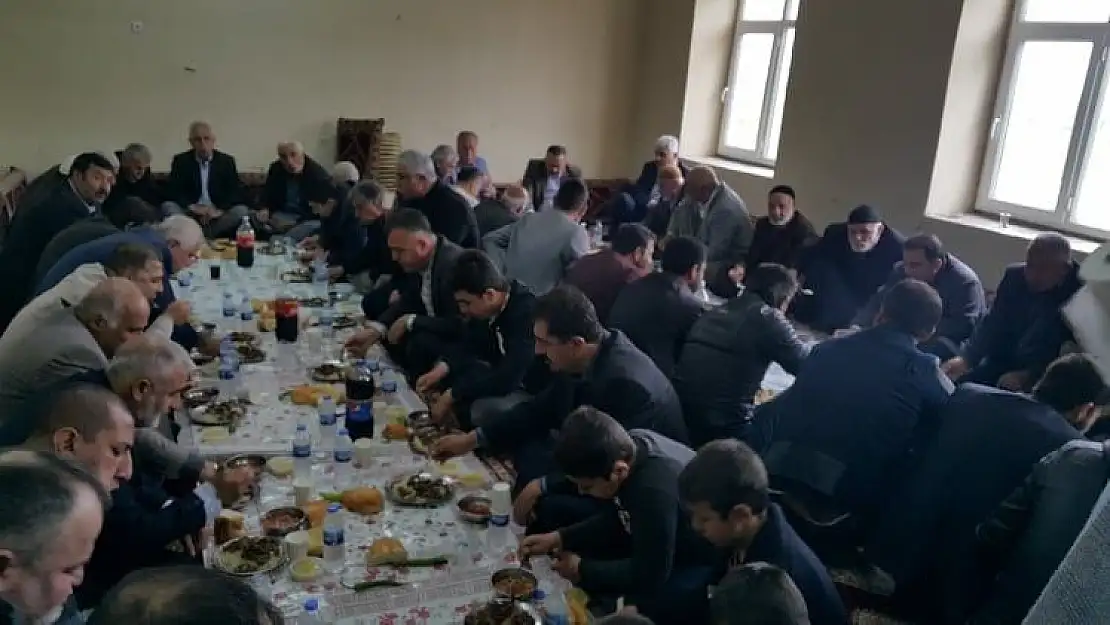 'Samsat´ın Uzuntepe Köyü´nde AK Partililer birliktelik yemeği'