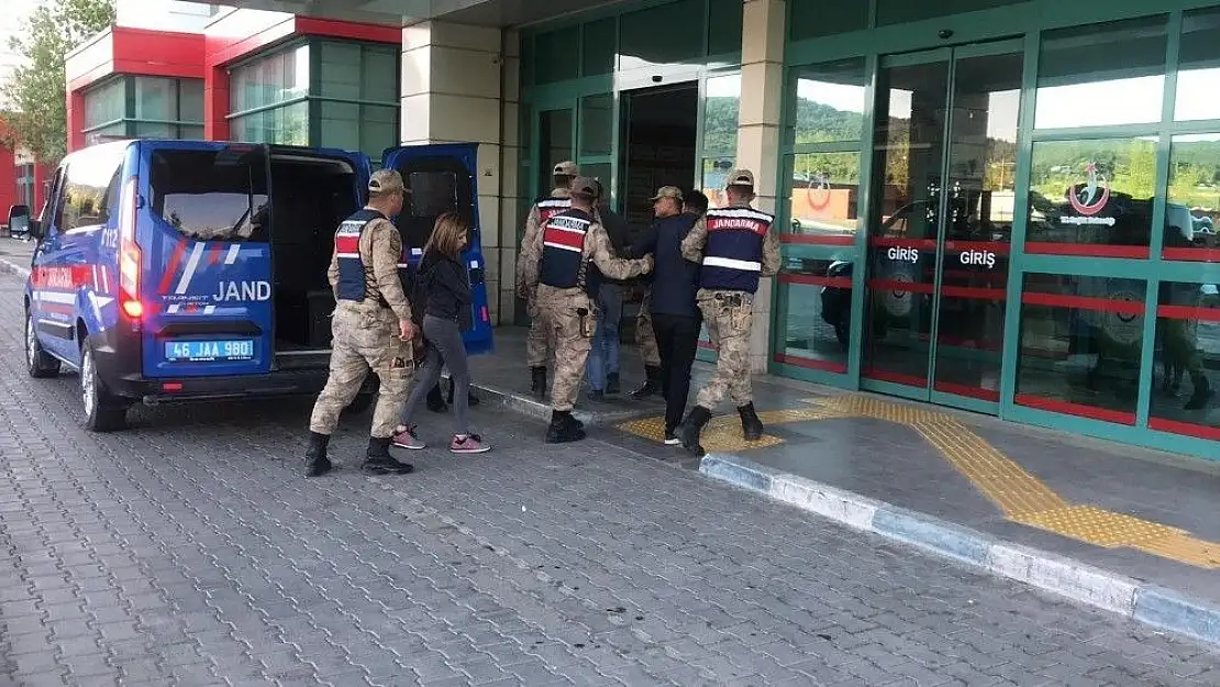 'Taşın altına sakladıkları uyuşturucuyu çıkarırken yakalandılar'