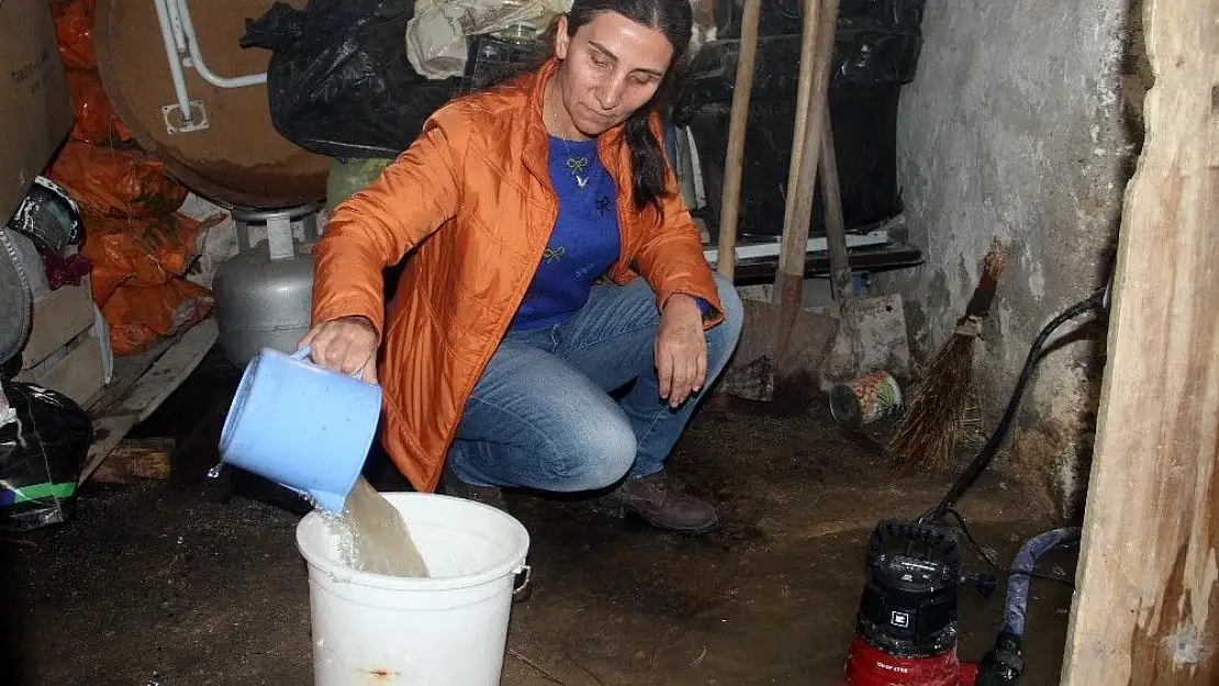 'Bodrumlarından su çıkan aile şaşkına döndü'