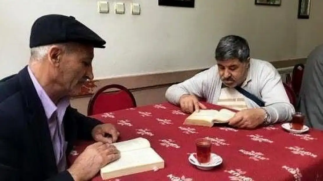 'Kitap okuyana çay ve kahve bedava'