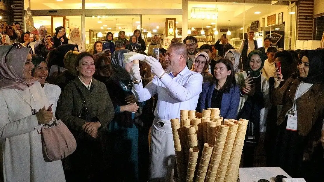 'Üniversite öğrencilerine dondurma şov'