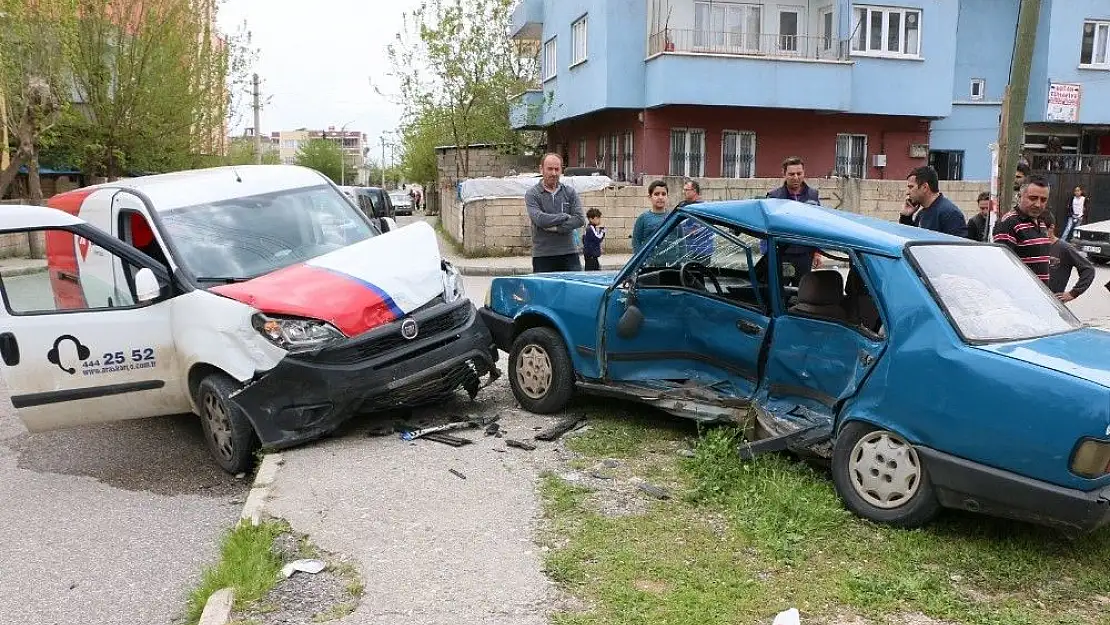 'Otomobille hafif ticari araç çarpıştı: 6 yaralı'