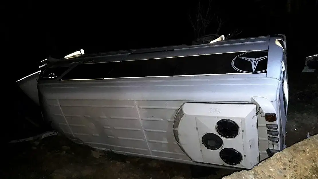 'Turistleri taşıyan minibüs Nemrut Dağı yolunda kaza yaptı: 12 yaralı'