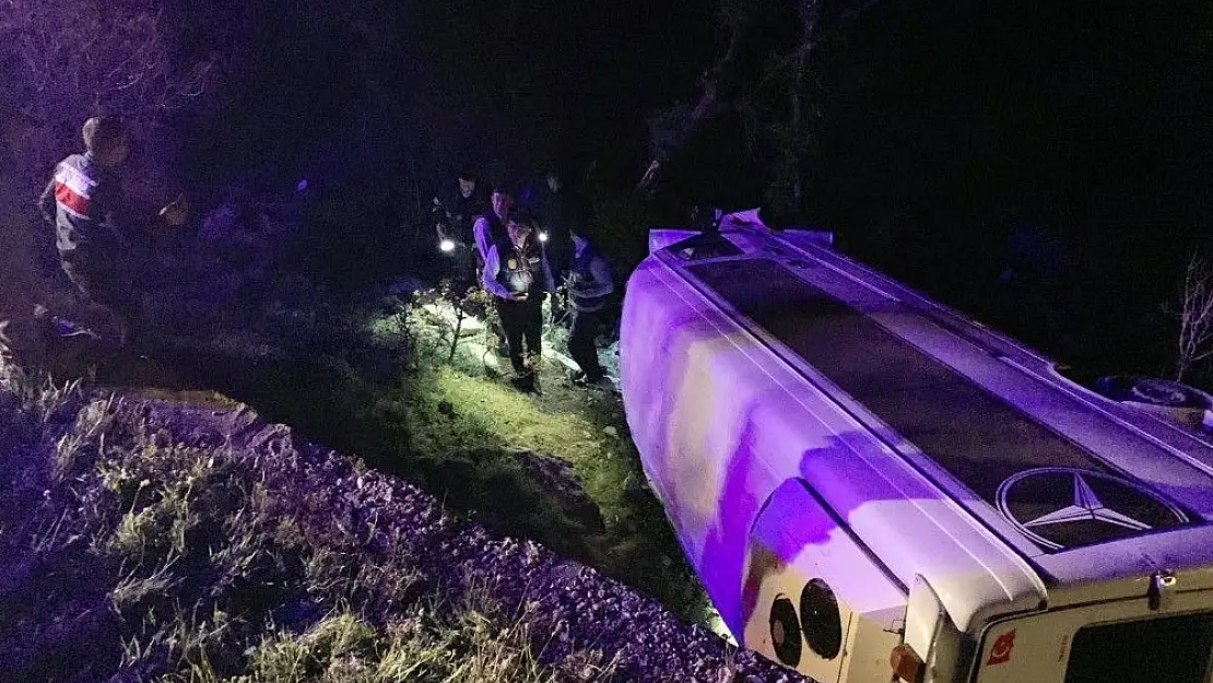 'Turistleri taşıyan minibüs Nemrut Dağı´nda kaza yaptı: 12 yaralı'