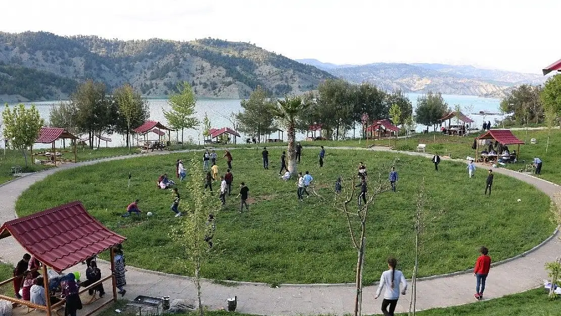 'Bahar geldi mesire alanları doldu taştı'