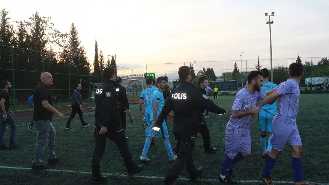 'Sahada yumruk ve tekmeler havada uçuştu'