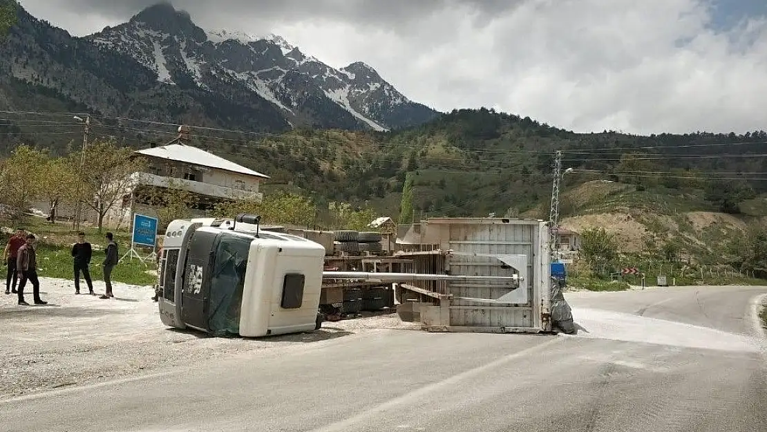 'Mıcır yüklü kamyon yan yattı'
