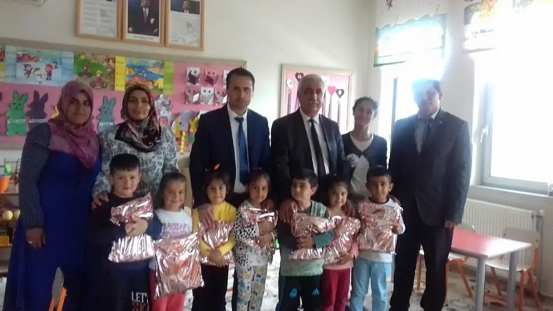 'Samsat´ta AK Parti Kadın Kolları minik öğrencileri sevindirdi'