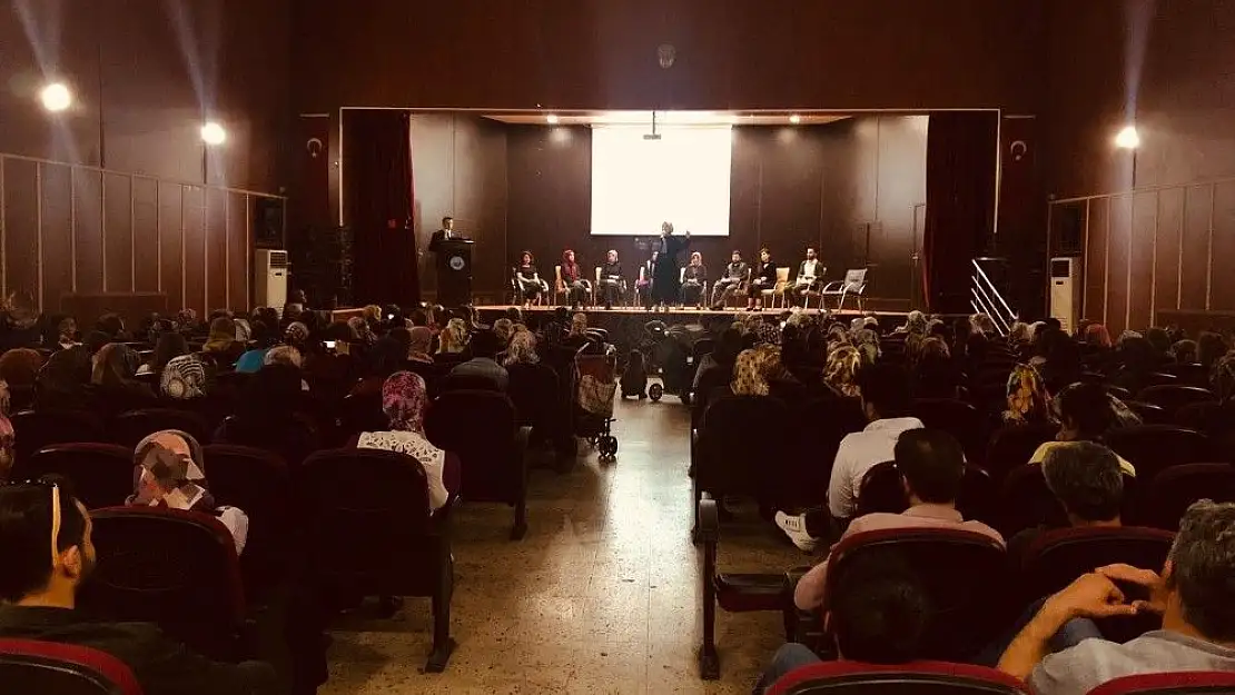 '`Dede Korkut´ destanı ve hikayeleri anlatıldı'