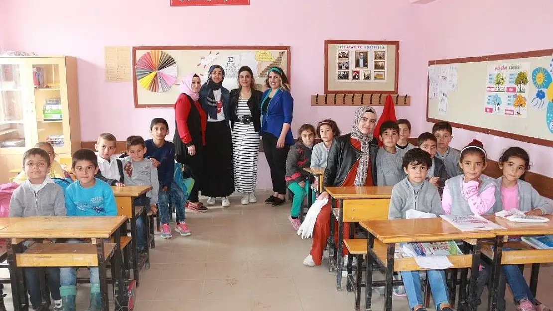 'Ev kadınları köy okulu öğrencilerine yardım etmeye devam ediyor'