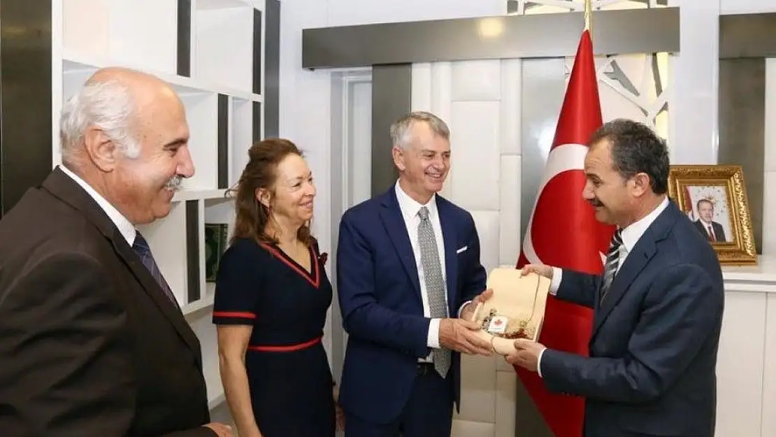'Büyükelçi Chris Cooter, Kılınç ile bir araya geldi'