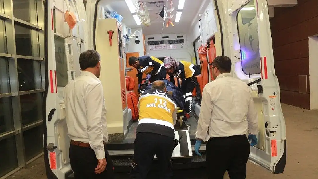 'Otomobil traktöre çarptı: 3 yaralı'