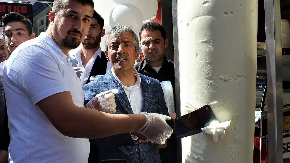 '300 kilo dondurma satırla kesilerek dağıtıldı'