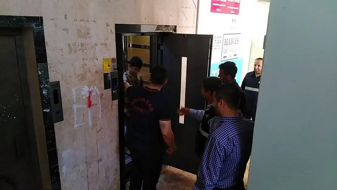 'Asansörde mahsur kalan çocuğu itfaiye kurtardı'