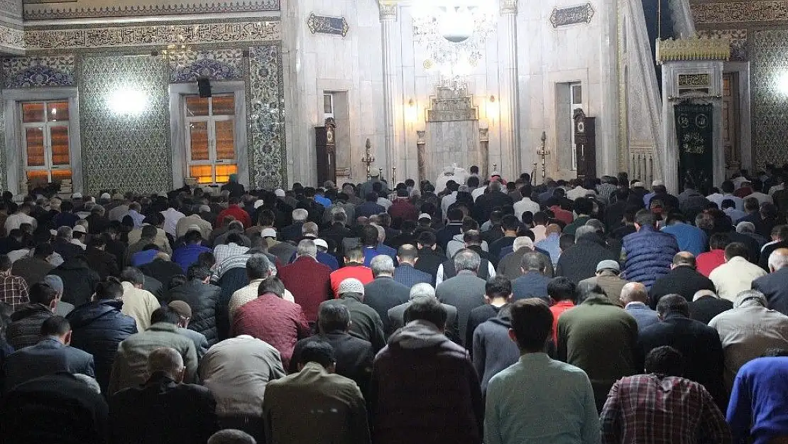 'İlk teravih namazında camiler doldu'