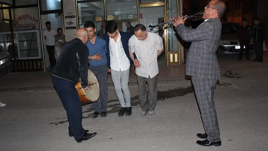 'İlk sahura davul ve klarnet sesiyle uyandılar, halay çekip çiftetelli oynadılar'