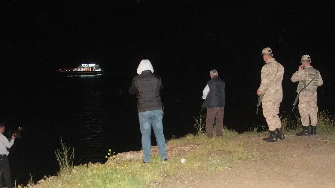 Otomobil, feribottan baraja uçtu