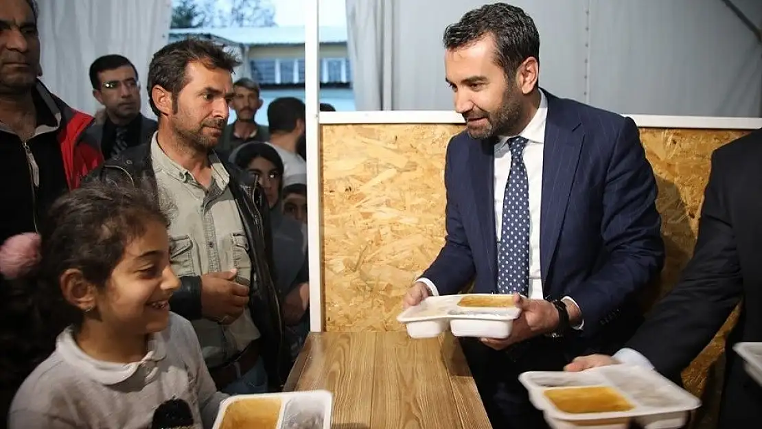 'Başkan Şerifoğulları,vatandaşlarla çadırda iftarını açtı'