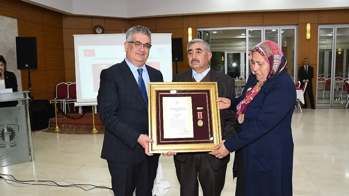 'Şehit aileleri ve gazilere devlet övünç madalyası'