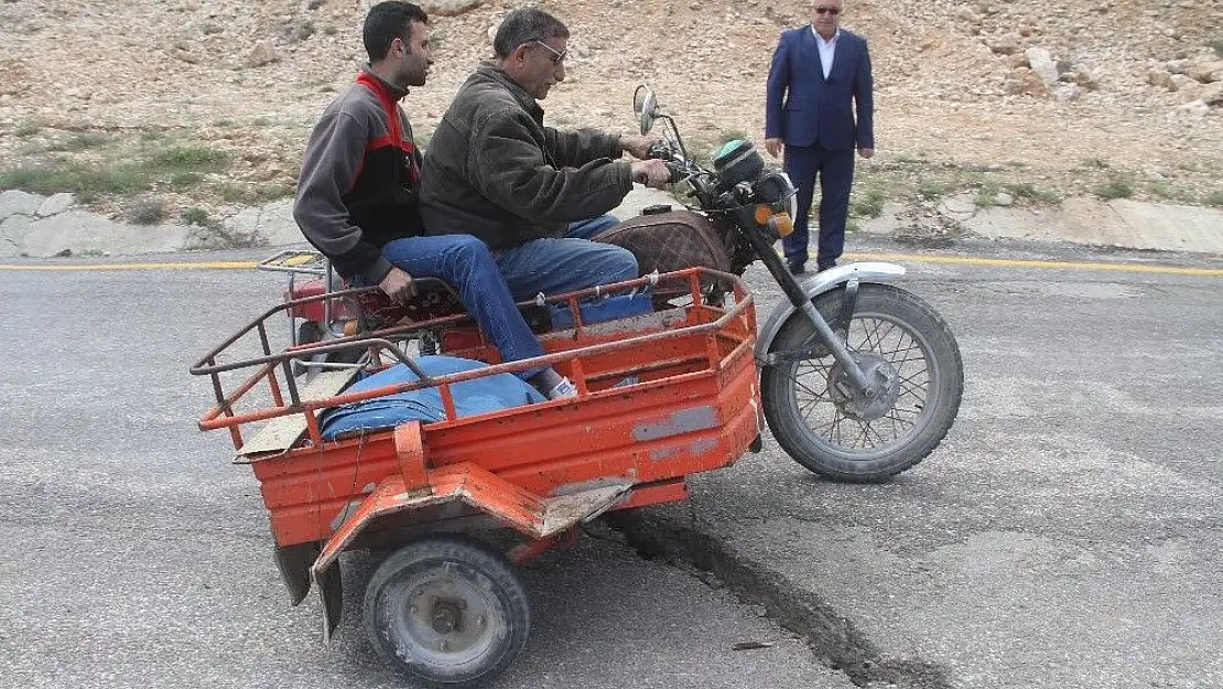 'Elazığ´da 15 köyü merkeze bağlayan yol ortadan yarıldı'