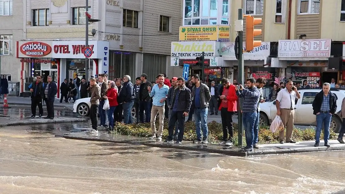 'Patlayan su borusu caddeyi göle geçirdi'