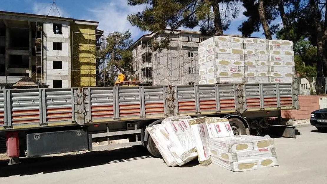 'Tırdan indirilen yük çocuğun üzerine düştü'