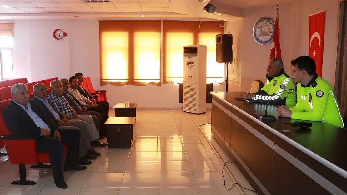 'Trafik polisleri, minibüs ve servis sürücüleri toplantı yaptı'