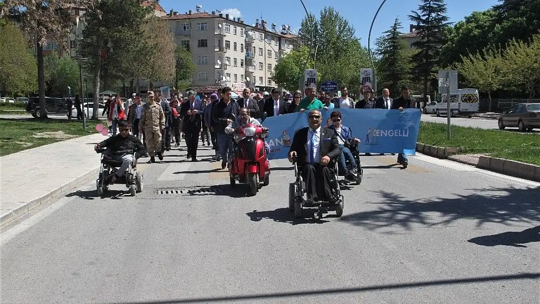 'Elazığ´da engelliler farkındalık için yürüdü, halk oyunları oynadı'
