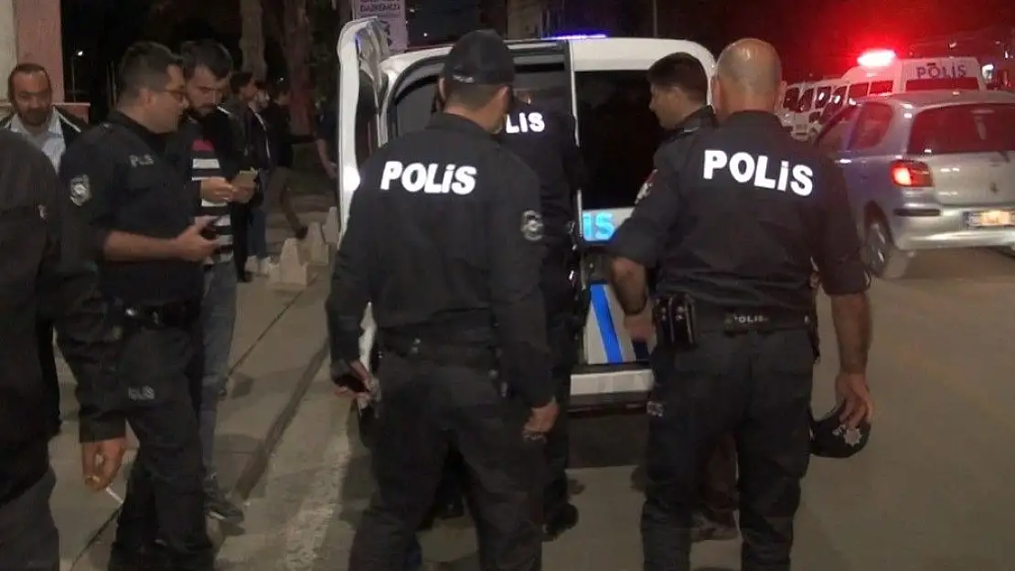 'İş için, kendini zincirledi'