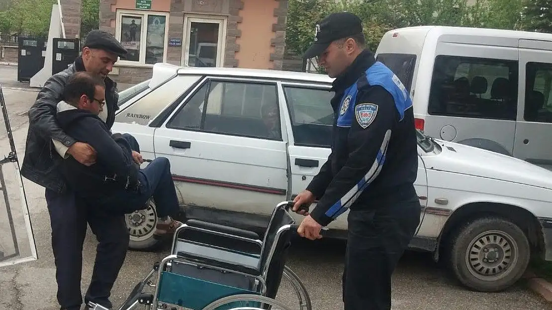 'Polisten engelli vatandaşa tekerlekli sandalye hediyesi'