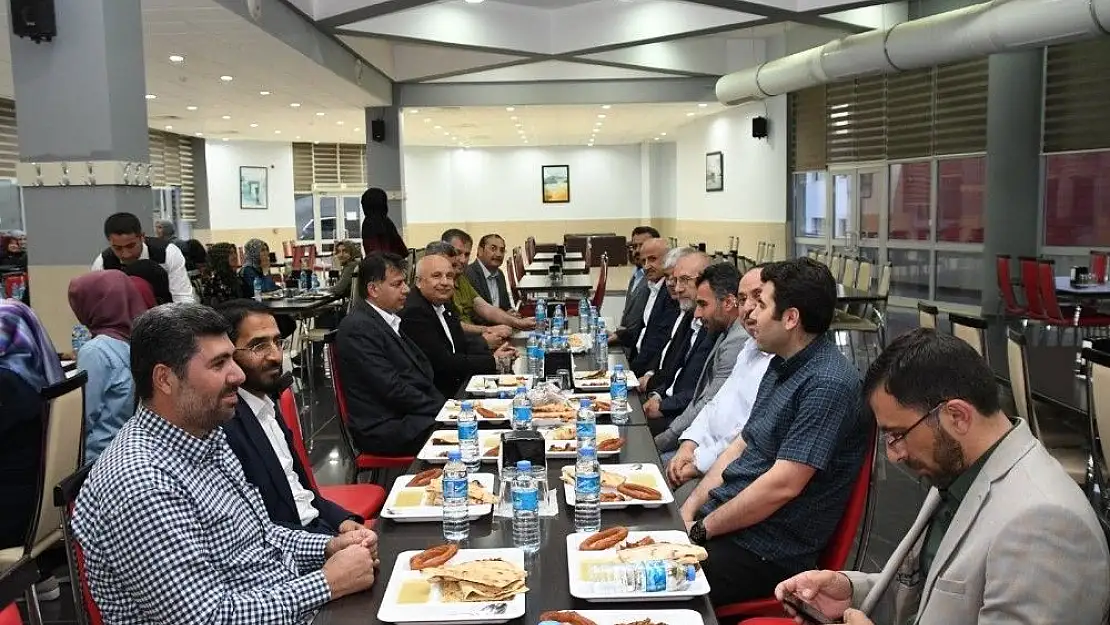 'Rektör Gönüllü öğrencilerle iftar yaptı'