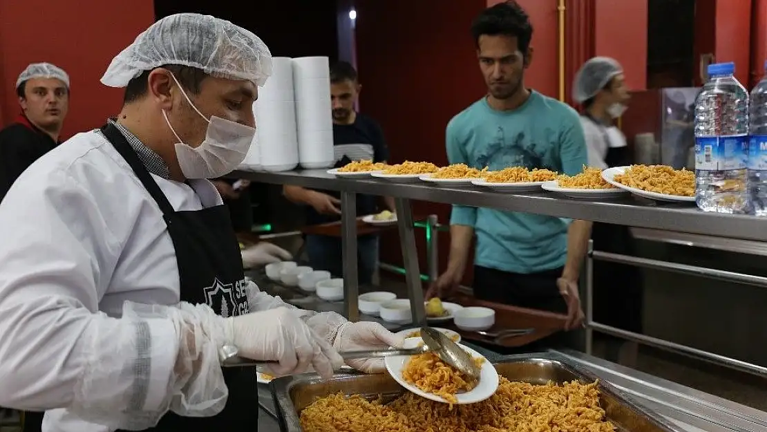 'Üniversite öğrencilerine ücretsiz iftar'