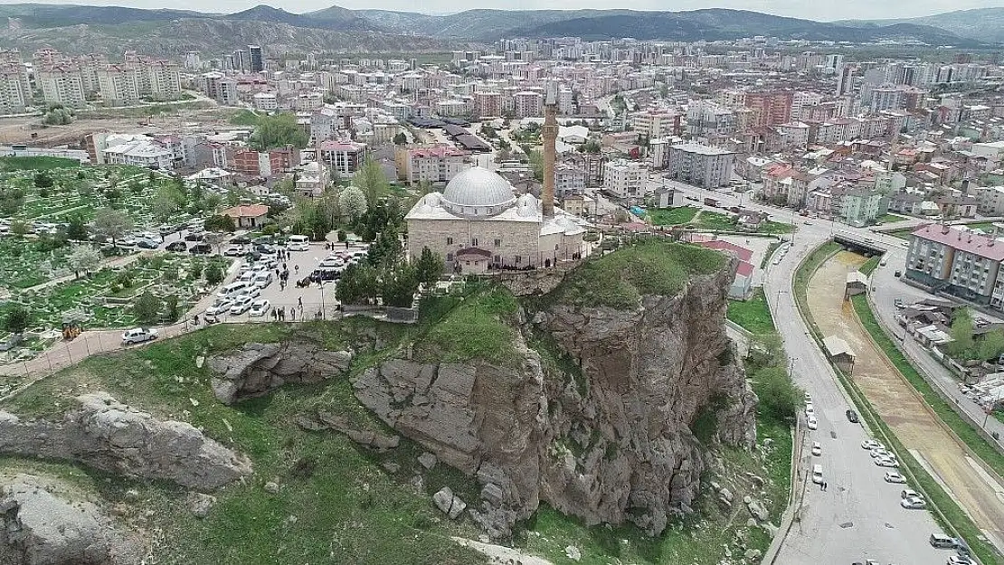 'Zirvedeki türbeye ziyaretçi akını'