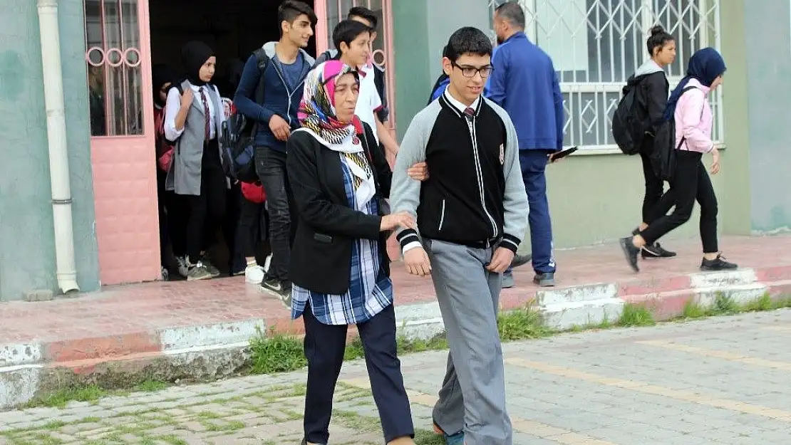 'Hiç yürüyemiyordu, anne sevgisi ve emeği engelini aştırdı'