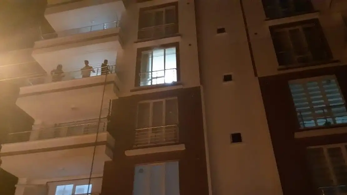 'Yatak odasında çıkan yangında 2 kişi dumandan etkilendi'