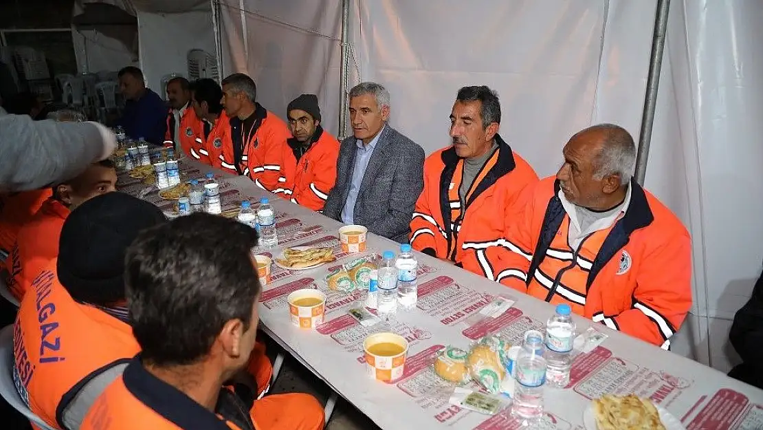 'Başkan Güder temizlik işçileri ile sahurda bir araya geldi'