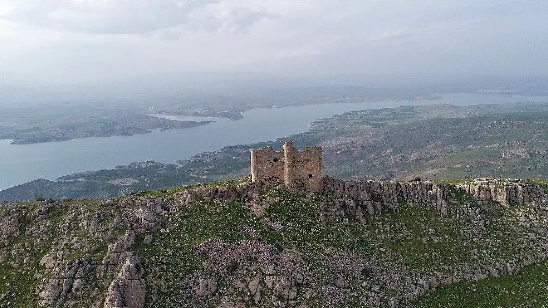 'Bin yıllık manastır, 3 saatte ulaşılıyor manzarasıyla dikkat çekiyor'