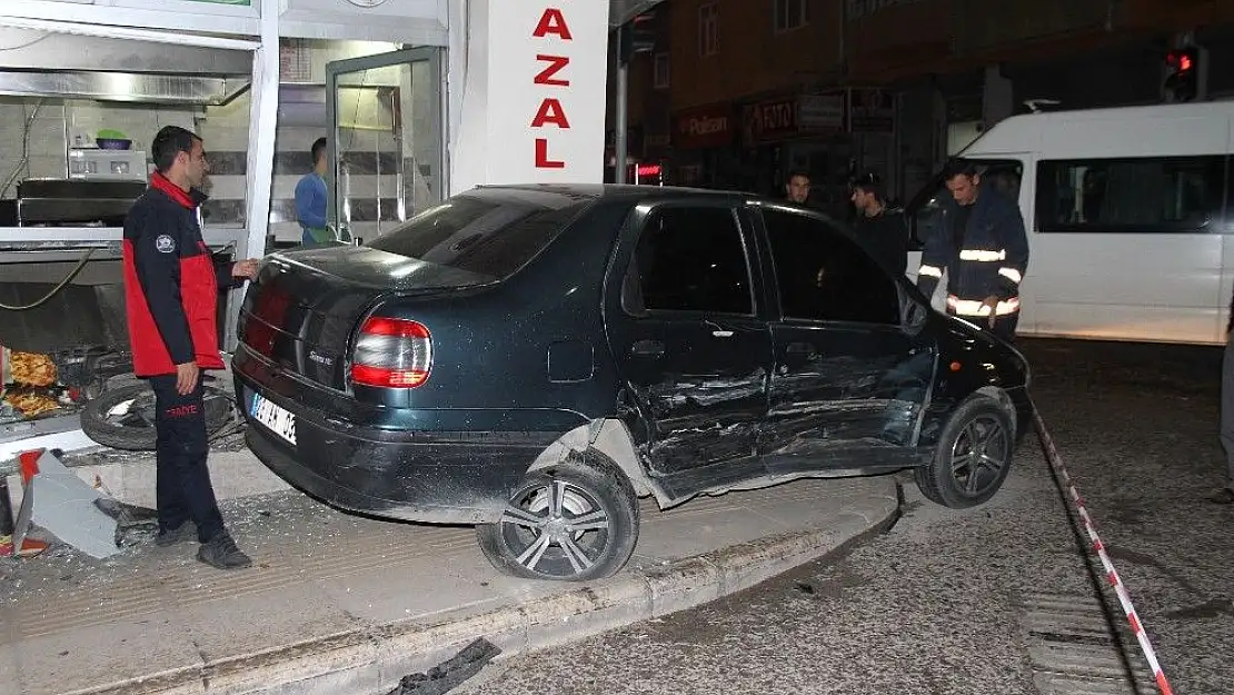 'Otomobilin çarptığı araç iki motosiklet ile bir iş yerine vurdu: 2 yaralı'
