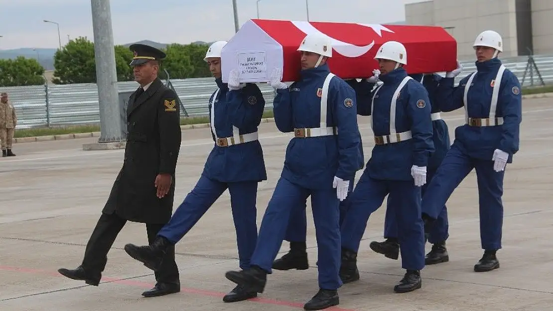 'Şehit astsubayın naaşı  memleketine uğurlandı'