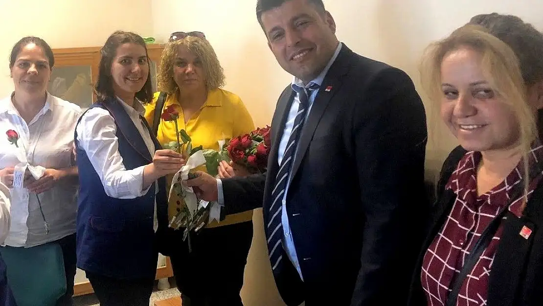 'Başkan Çakmak´dan hemşirelere karanfil'