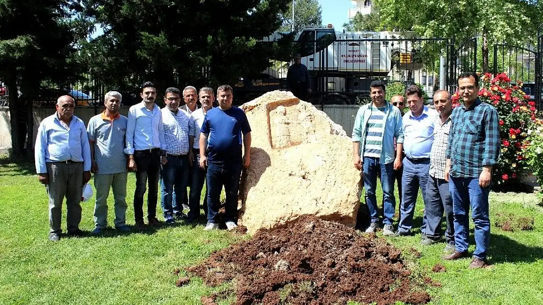 '8 tonluk tarihi eser vinçle taşındı'