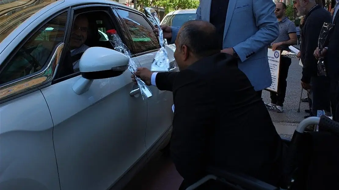 'Engelli bireyler, trafikte karanfil dağıttı'