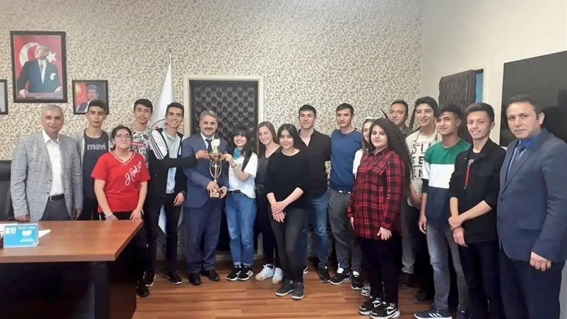 'Başarılılarını gençlik spor İl müdürü ile paylaştılar'