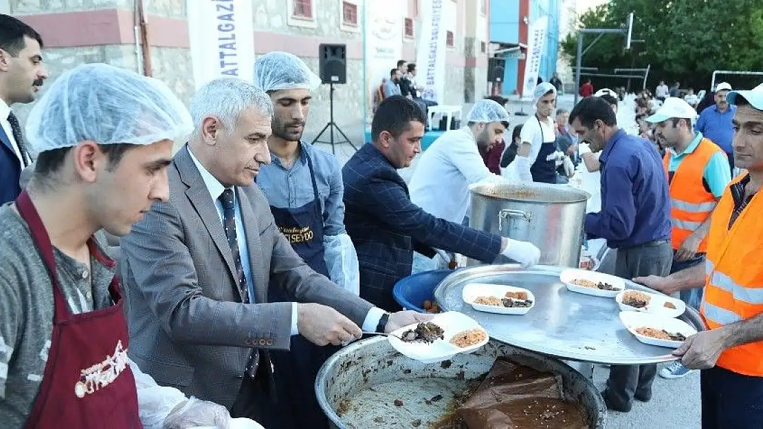 'Başkan Güder iftarını vatandaşlarla birlikte açtı'