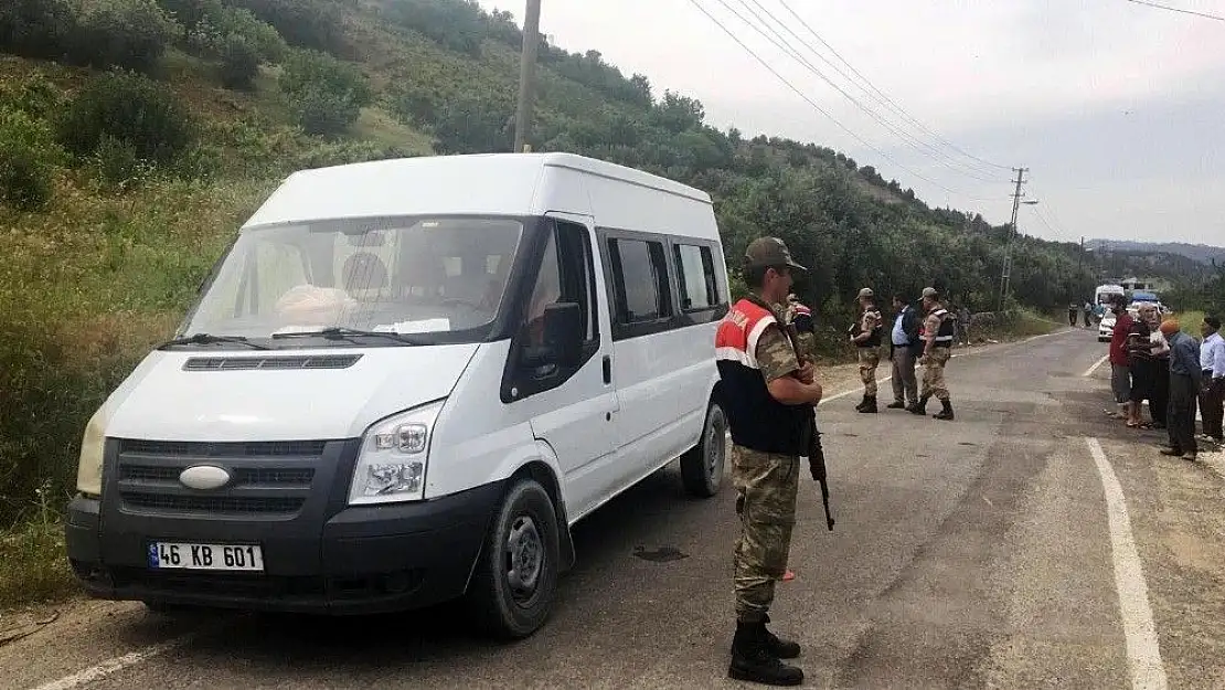 'Lastiği patlayan okul servisi elektrik direğine çarptı: 1 ölü, 1 yaralı'