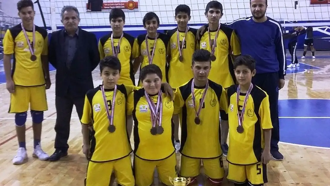'Şehit Erdal Alpkılıç Ortaokulu Voleybolda birincisi oldu'