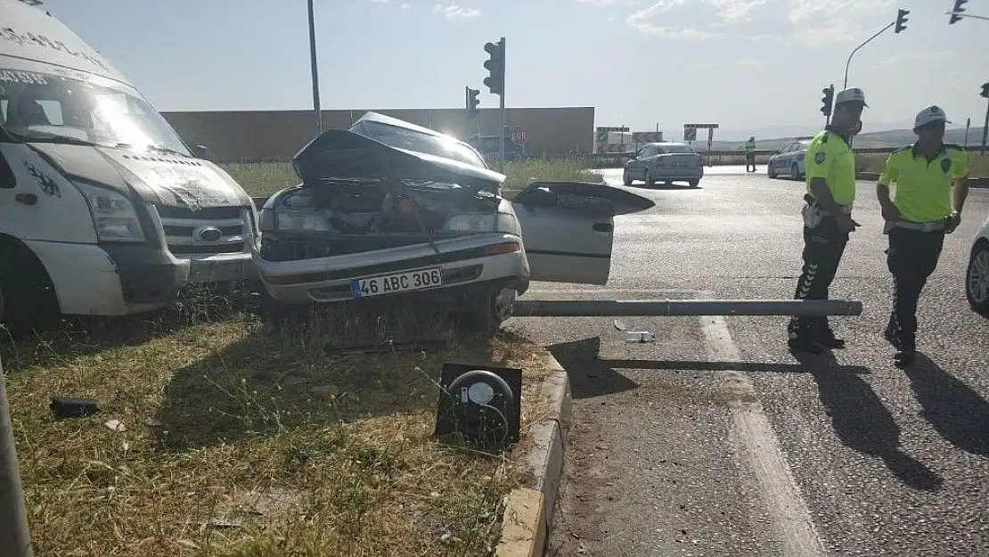 'Kahramanmaraş´ta minibüs ile otomobil çarpıştı: 5 yaralı'