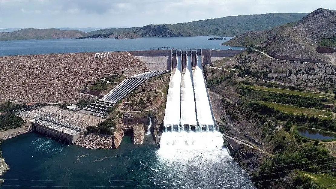 'Keban Barajı´nda 15 yıl sonra ilk, savaklar açıldı'