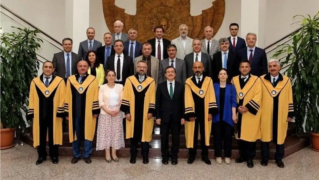 'Unvanda yükselen öğretim üyelerine cübbeleri giydirildi'
